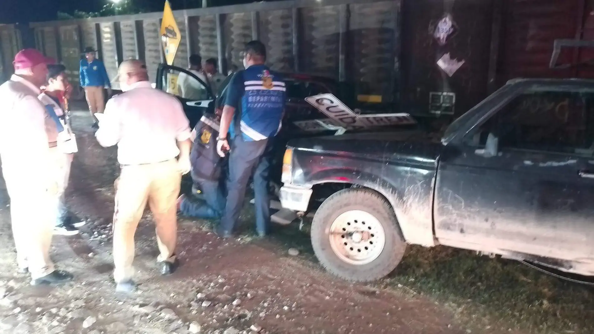 Una aparatoso accidente entre el tren y dos vehículos ocurrió en la calle C4 